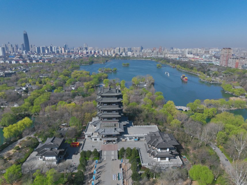 AwesomeShandong's tweet image. #DamingLake is full of greenery. Strolling along the picturesque lakeside, you feel the spring breeze on your face. Willows sprout fresh green leaves, swaying like silk ribbons over the rippling water. #Jinan #SpringScenery #TravelChina #NatureBeauty (Photos by Wang Hanbing)