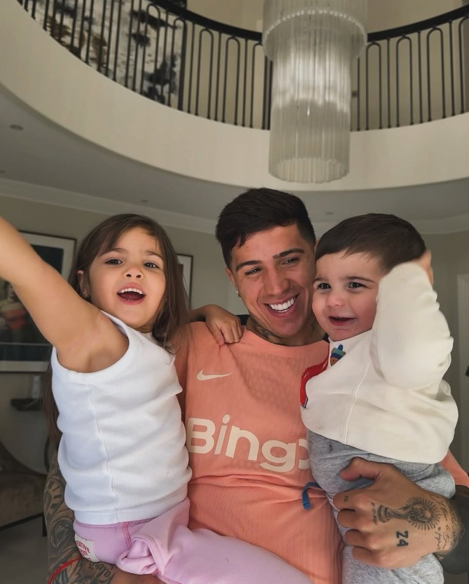 otbmrtnz's tweet photo. la carita de felicidad de enzo me voy a matar https://t.co/UqWvLoiTfi