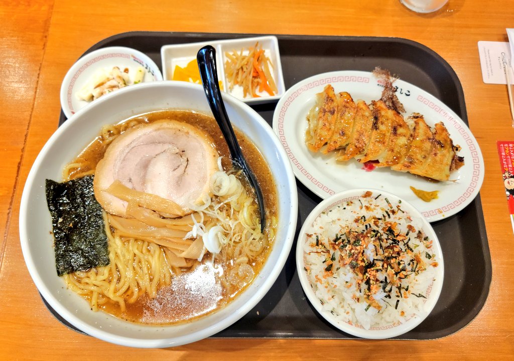 slavsnet_ape309's tweet image. 大阪餃子専門店よしこ
中華そば定食🍜と焼き餃子🥟
餃子専門店なのに他メニューもばかうまなお店✨
今ご飯お代わり無料🍚は素敵すぎ😍
#餃子よしこ 
ご馳走様でした😋♪