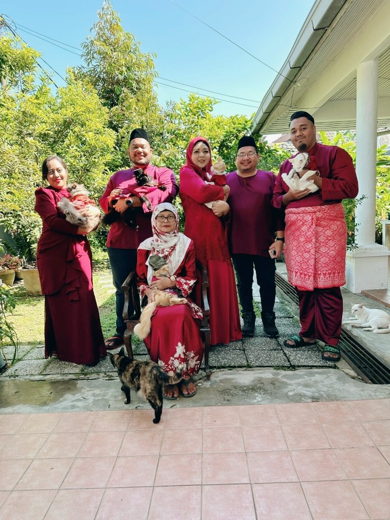 AzfarinazAmran's tweet photo. Selamat Hari Raya dari kami dan cucu mak kami, yakni... kucing 🤣🤣
#SelamatHariRaya
#TeamRayaKL
#KucingLovers
#TeamMaroon https://t.co/oUtMgjxt6J