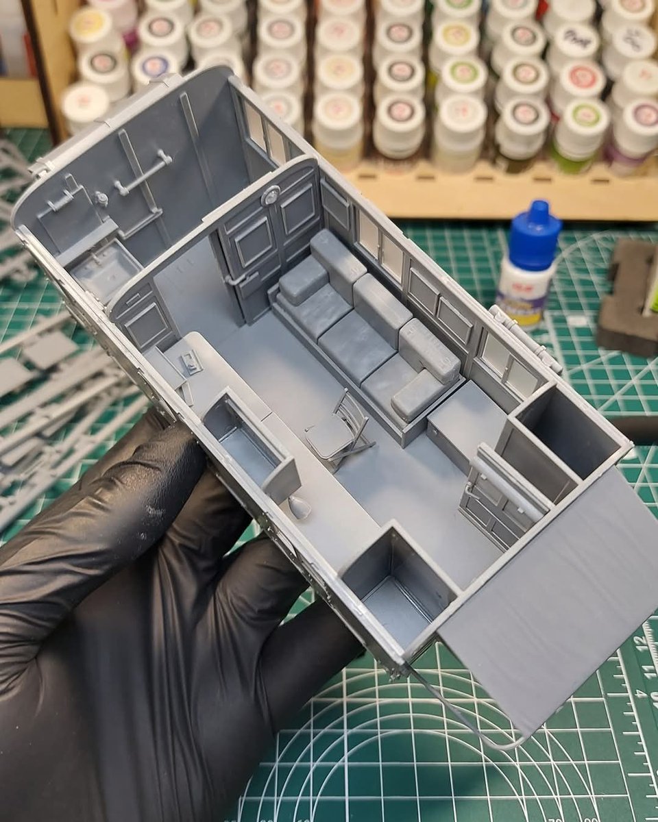 AchtAcht3's tweet photo. 【メーカー応援】
#ICM の新製品！1/35 モンティーズキャラバンの組立サンプル紹介。特装のインテリア再現に注目です。組立スペースの背後に整然と並んだ塗料にも目が行ってしまいますね。
#StandWithUkraine️ https://t.co/fS6mYYP3rE
