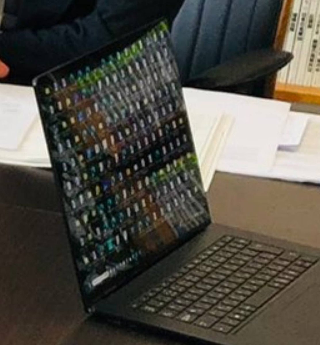 geinowriter's tweet photo. 【日本保守党の言論弾圧から被害者を守る会】の第二回打ち合わせが開催されたようだ。だが、その会の中身よりも、ツッコミどころの方が話題になっているのは皮肉というほかない。

まず、開催場所が【月刊Will】を発行する【ワック株式会社】であることからして、すでに「お仲間内の傷の舐め合い」と言われても仕方がない。独立した言論空間を標榜している割には、思いっきり特定のメディアの懐に抱かれているのだから、もはや「言論の自由を守る」という大義名分が泣いている。

さらに、打ち合わせの様子を映した写真では、ノートパソコンのデスクトップにショートカットが全面配置されているという惨状が確認できた。これには思わず目を覆いたくなる。「仕事ができない人の典型」と揶揄されるこの画面配置を全世界に晒してしまうとは、言論の自由以前にITリテラシーの自由も危うい。

そして、極めつけは【児玉昇】氏の自己紹介だ。自らを【イケオジ���ではなく、わざわざ【イケ親父の児玉でございます】と名乗るセンスには脱帽だ。
イケてるかどうかはさておき、この場でそんな自虐風の自己紹介が必要だったのか？ いや、むしろ場違いなユーモアで場の空気をさらに寒くしただけではないか。

「言論弾圧を許さない」との高尚な志のはずが、フタを開けてみれば内輪ノリと自己満足に終始しているこの打ち合わせ。

次回は、ぜひとも「ショートカットの整理」と「自己紹介の見直し」からスタートすることをお勧めしたい。
＠mamorukai2025 
＠IiyamaAkari 
＃日本保守党
＃月刊WiL
＃モラロジー