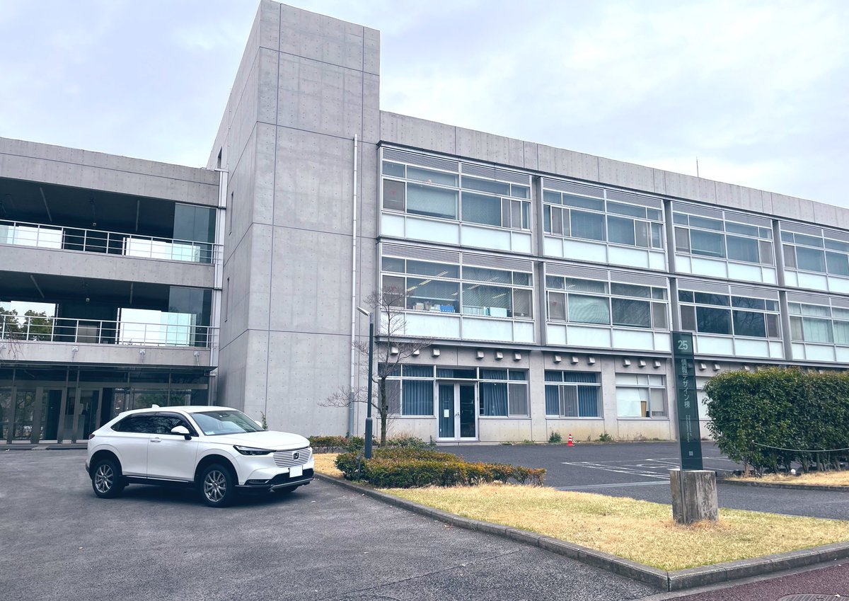 多摩美術大学 情報デザインコース研究室（助手）を退職しました！

在職中にお世話になった皆さま、本当にありがとうございました。日に日に丸くなる顔とともに、少しでも成長できていたら嬉しいです。

（5年分の荷物と、曇天下の情デ棟とヴェゼルを添えて。）