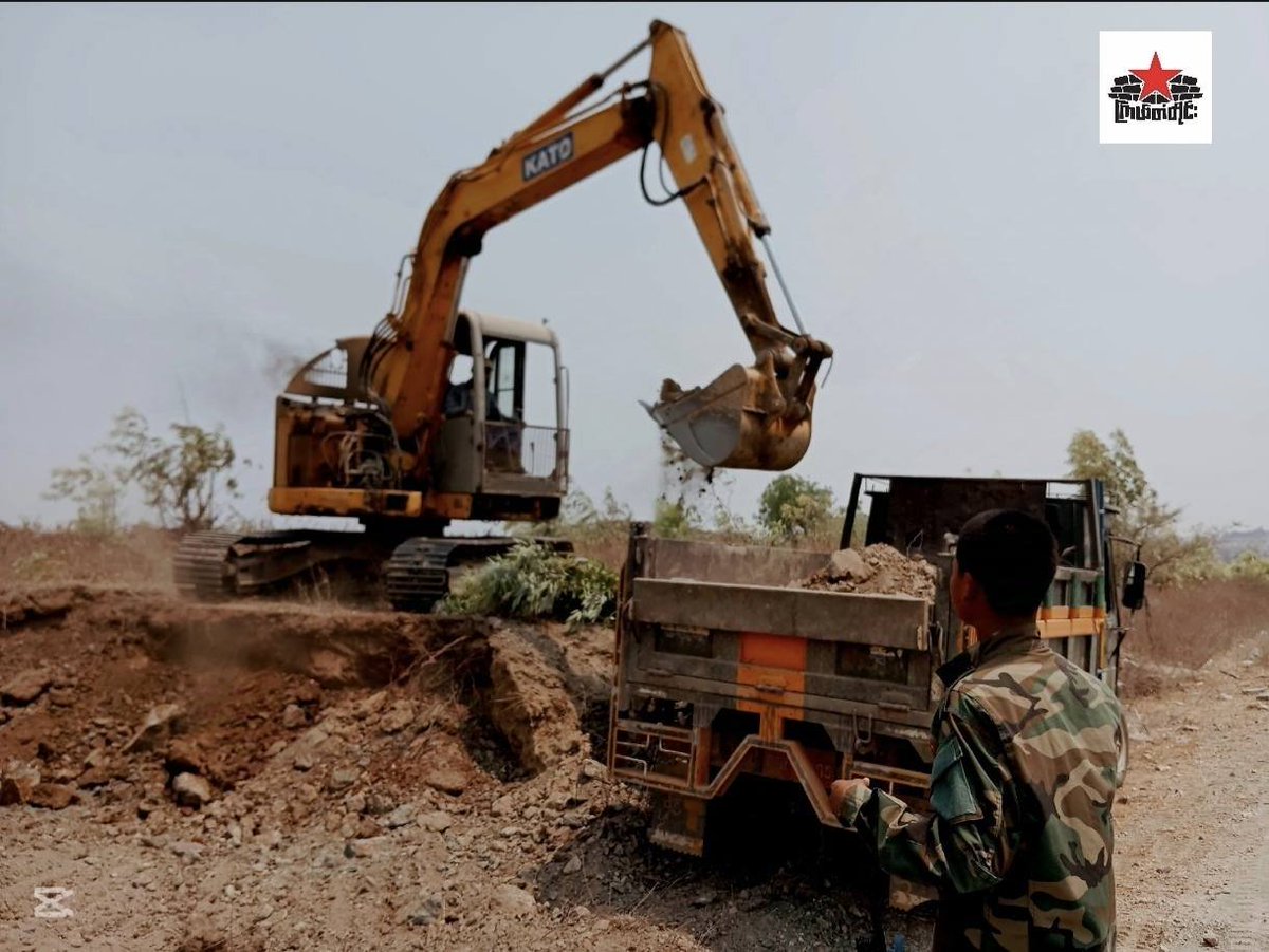 NUGMyanmar's tweet photo. People's Defence Force battalion 17 from #Shwebo District conducts rescue operations for earthquake-affected civilians _ with the support of donors, rescue operations are being conducted for civilian lives, homes, and roads destroyed by the earthquake. #Myanmar #MyanmarEarthquake https://t.co/tPaqyPpJwL