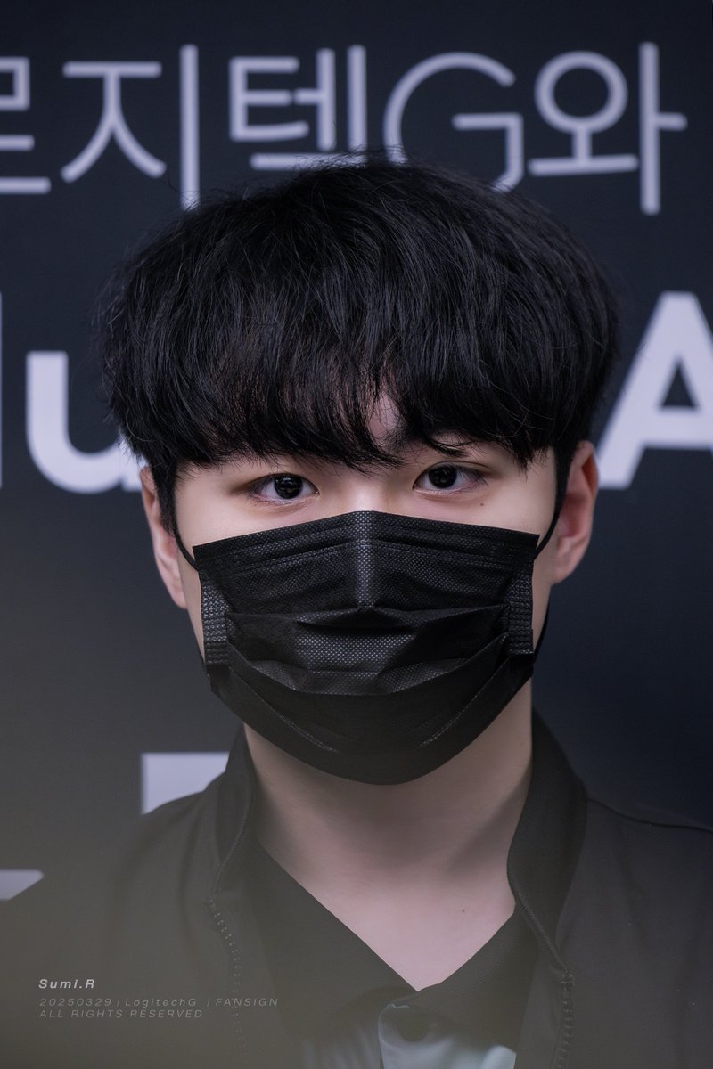 _Sumi_R_'s tweet photo. 250329 Logitech_G Fansign

아프지 말고 건강해야돼ㅠ
🫳🏻
#ShowMaker  #쇼메이커 https://t.co/D1zsgRVrwS