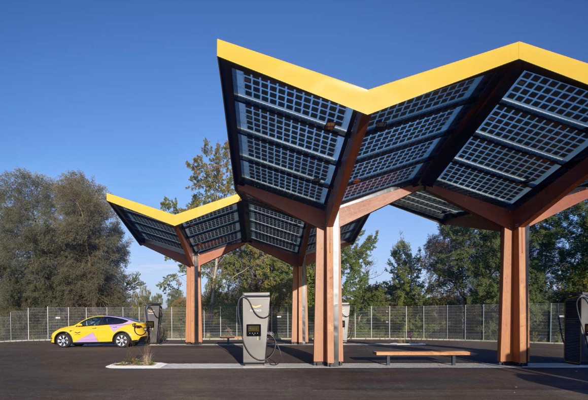 OxfordClarion's tweet image. Plans for an 8-bay EV charging station on the A40 at Eynsham have been turned down by local planners. West Oxfordshire District Council said “the proposal is of an urban nature which will appear incongruous and result in a marked change in the character &amp;amp; appearance of the site”.