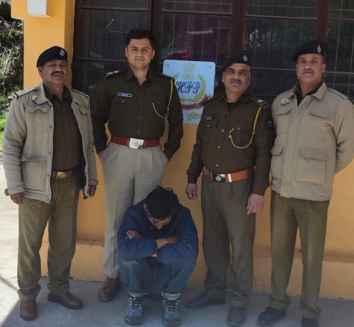 दिनांक 30.03.2025 को पुलिस थाना पतलीकुहल की टीम द्वारा 16 मील में हॉट एयर बैलून कैम्प के समीप गश्त के दौरान अमित गुप्ता  पुत्र श्री सुशील कुमार निवासी फ्लैट न0 9 एंजल अपार्टमैंट, भादल कलौनी जिरकपूर, SAS नगर मोहाली, पंजाब के कब्ज़ा से *26 ग्राम चिट्टा/हेरोइन* बरामद की गई है ।