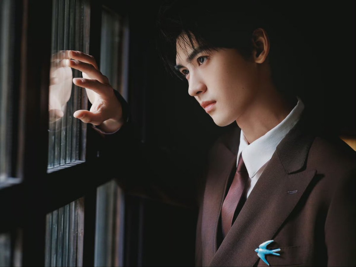 Glyyy02's tweet photo. Huang Junjie's studio posted a set of photos 🥰 

Just serving his visual 🫠 https://t.co/1iuap7Z3Nc
