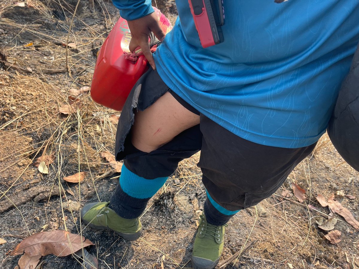 Mirror_org's tweet image. นักรบย่อมมีบาดแผล

เข้าป่าลุยไฟไปสักพัก รองเท้าคู่ใจ กางเกงคู่กาย ก็เริ่มงอแง ร้องเท้าเหยียบแนวไฟที่ยังร้อนอยู่ไปหลายครั้งพื้นยางก็เริ่มเสื่อมสภาพและเปิดออก

อย่างล่าสุดทีมไปลุยไฟที่ดอยศรีบัวบาน จ.ลำพูน กางเกงที่ใส่ผ่านศึกกันมาหลายหนก็ทนไม่ไหว ขาดกลางคัน…