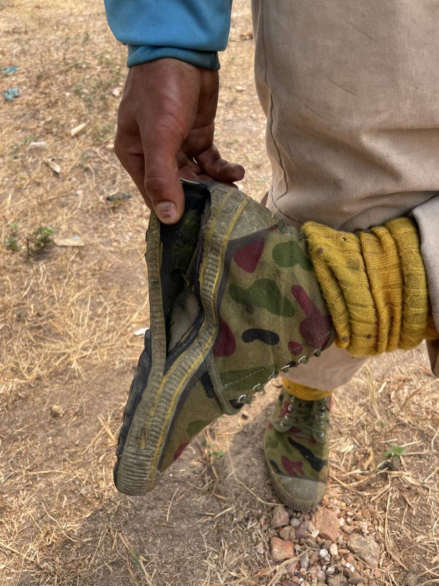 Mirror_org's tweet image. นักรบย่อมมีบาดแผล

เข้าป่าลุยไฟไปสักพัก รองเท้าคู่ใจ กางเกงคู่กาย ก็เริ่มงอแง ร้องเท้าเหยียบแนวไฟที่ยังร้อนอยู่ไปหลายครั้งพื้นยางก็เริ่มเสื่อมสภาพและเปิดออก

อย่างล่าสุดทีมไปลุยไฟที่ดอยศรีบัวบาน จ.ลำพูน กางเกงที่ใส่ผ่านศึกกันมาหลายหนก็ทนไม่ไหว ขาดกลางคัน…