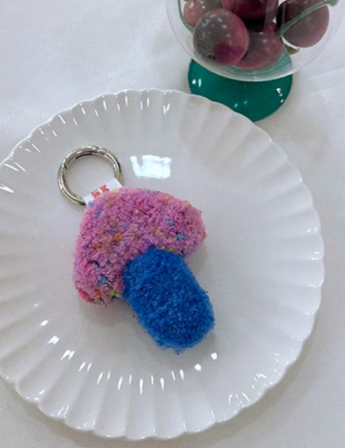 <의원, 다시 살다> 만우절 기념 RT 이벤트🩷

RT한 팔로워 중 10명 추첨하여 키프터치의 핑크핑크한 독버섯 키링 증정!🍄

📢이벤트 기간: 3/31~4/14
📢당첨 발표: 4/15

📍 일러가 타래에서 이어집니다 

만우절 특별 외전도 있어요~😍
소설 page.kakao.com/content/558062…
웹툰 page.kakao.com/content/559890…