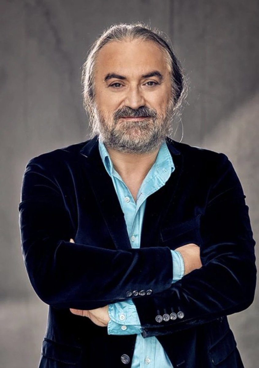"Vay seni Cerrahpaşa,
İçmem suyundan içmem,
Bir dahaki seneye,
Yolci da gelup geçmem."

Güle güle #KuzeyinOğlu…

Sayısız türküye hayat veren;
sanatı, sesi ve onurlu duruşuyla milyonların gönlünde taht kuran usta sanatçımız #VolkanKonak'ı kaybettik. Acımız büyük. Yüce Allah