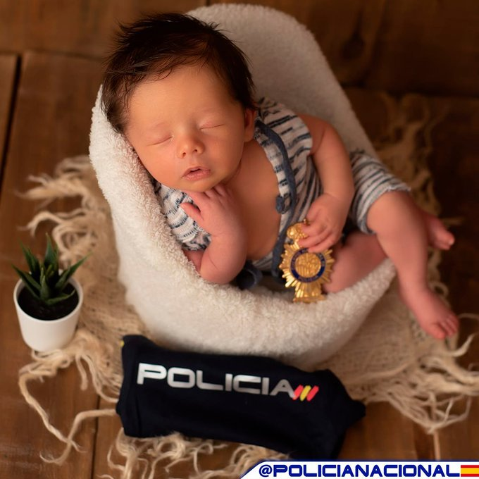 Él duerme tranquilo 🌙💤

Porque sabe que nosotros cuidamos de vuestra #seguridad 💙

Si nos necesitas➡️ Llama al 091

#BuenasNoches