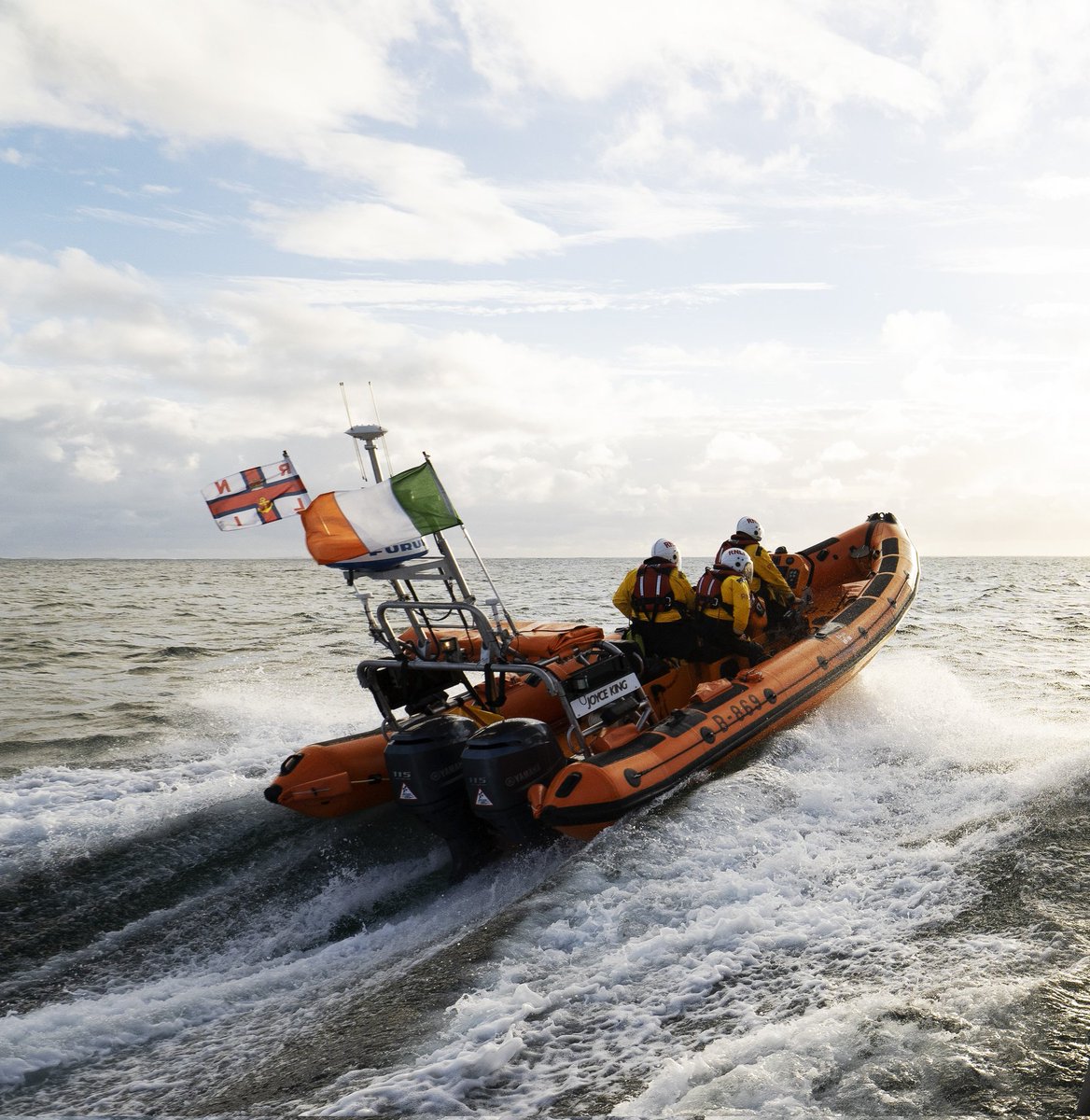Clifden RNLI rescue sailor in Clifden Bay rnli.org/news-and-media…