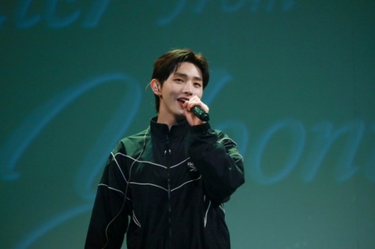 Kkorepo's tweet photo. <トレンドブログ>「Wanna One」出身 #ユン・ジソン、台北＆東京での単独ファンミーティングを成功的に終了
#ユンジソン
🔗https://t.co/hVDTrRVh22 https://t.co/EdkcqKqYQN