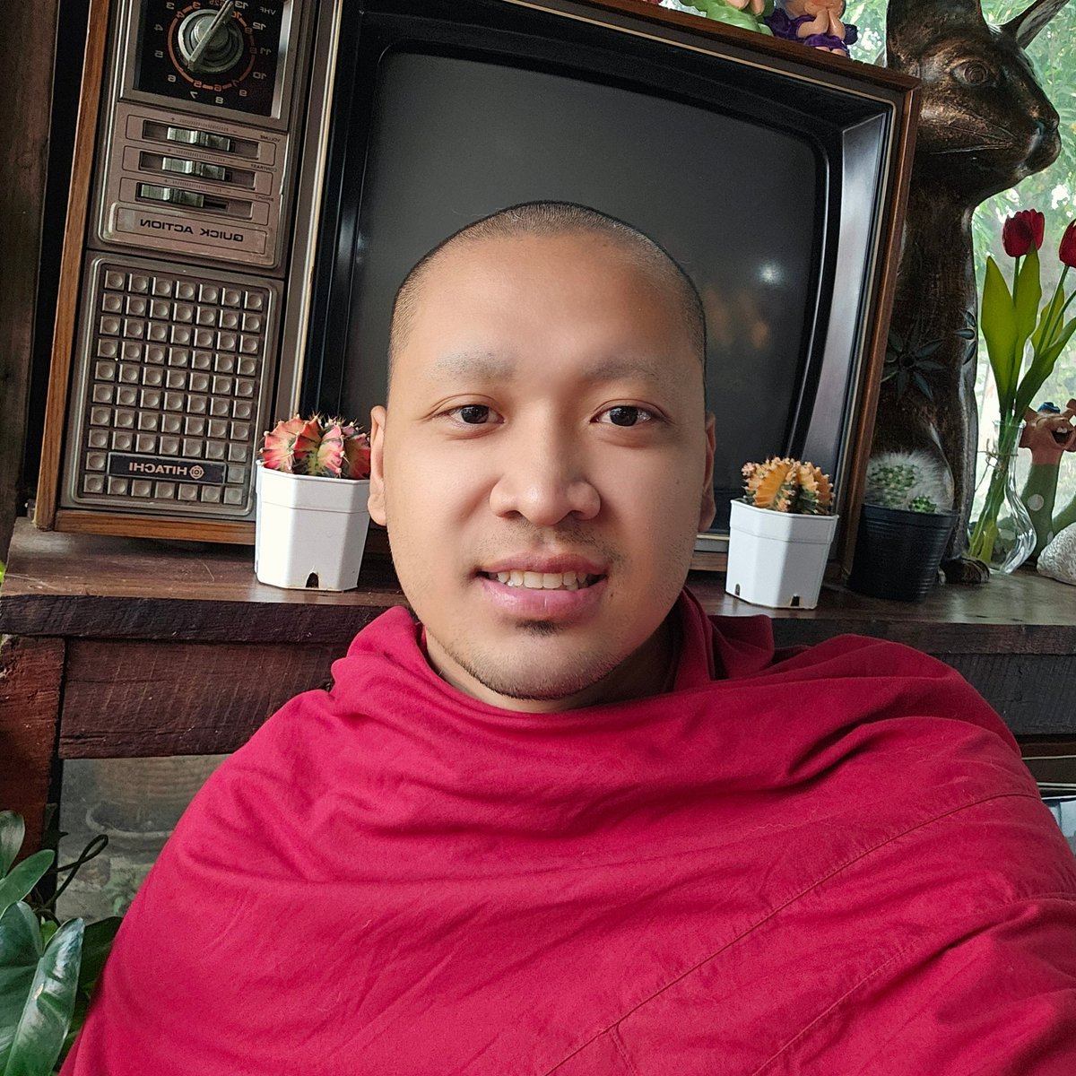 "ความสุข กำลังสอนให้เรารักคนอื่น
แต่ความทุกข์ นั้นสอนให้เรารักตัวเอง"