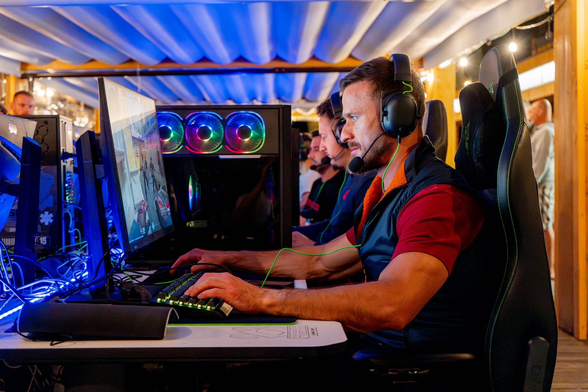 Siemanko z poniedziałku. 
Każdy gracz wie, że nawet najlepszy komputer trzeba zresetować😁dlatego już dziś:
✅ o 19:00 ruszają zapisy na Camp 18+, czyli miejsce, gdzie dorosłość spotyka się z gamer vibes, a rozmowy przez mikrofon zamieniają się w rozmowy na żywo 💪
➡️ 7–11 maja,