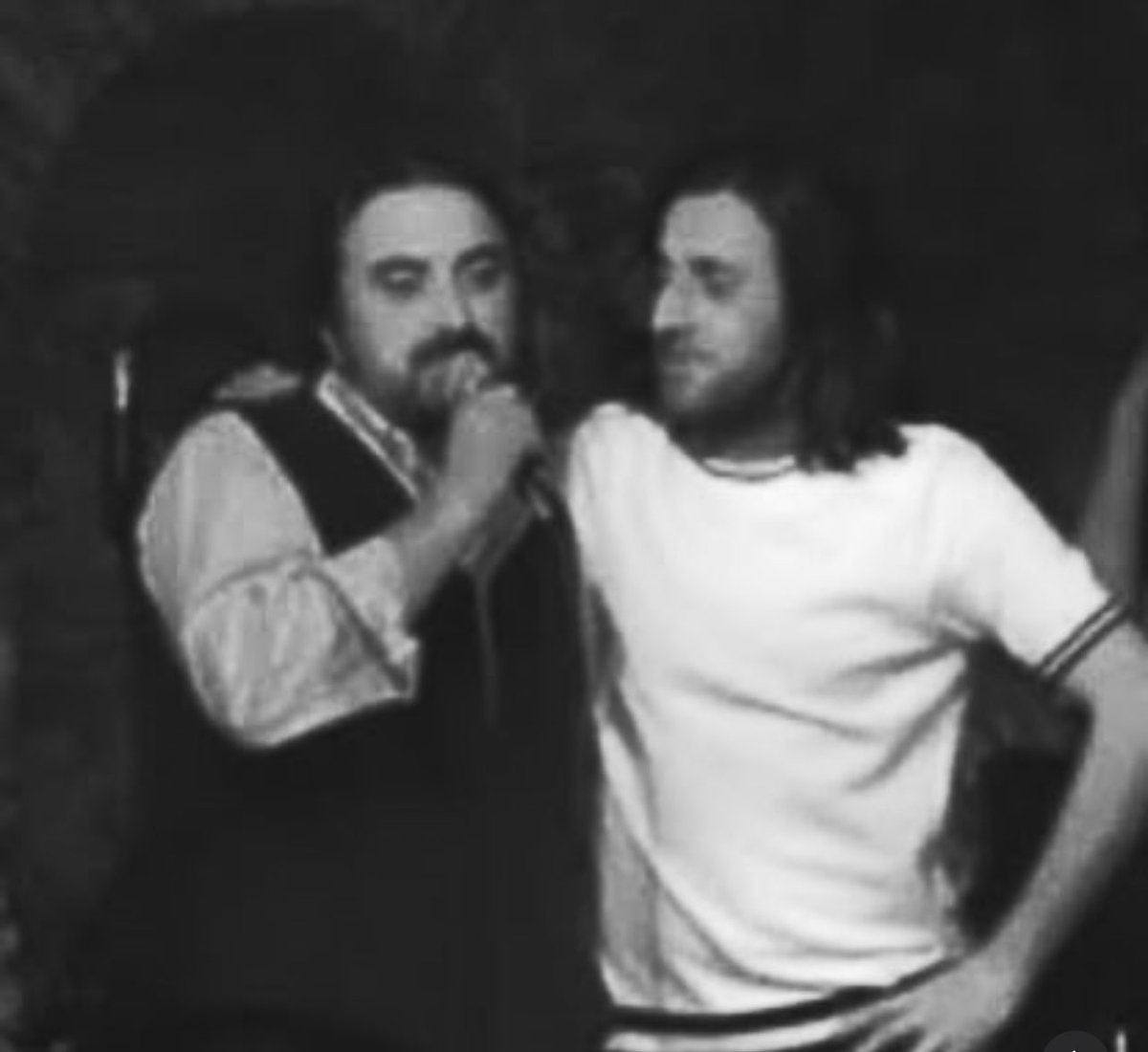 Sustuğumuz Yerden.

Ben sendeyim, sendenim, bir bütünün parçası
Bir bütün ki aşk dolu

youtu.be/SbSYoiu4eAY?si…