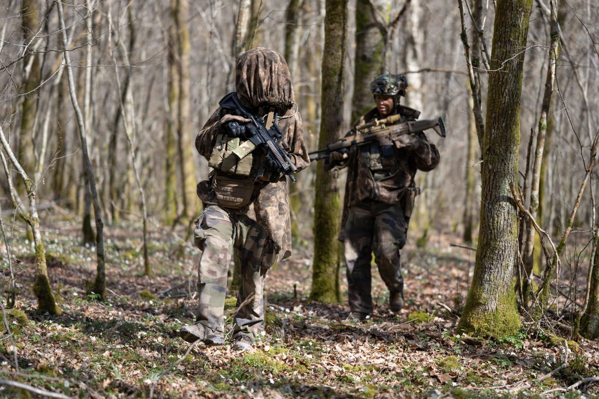 1er_ra's tweet photo. Début de semaine derrière les lignes ennemies avec notre DAP sur l’exercice #Diodore25. Véritables chasseurs d’artilleurs adverses nos commandos traquent sans répit les pièces sol-air et sol-sol longue portée dans les arrières du dispositif ennemi. #DeCombat https://t.co/2AgjB1OH56