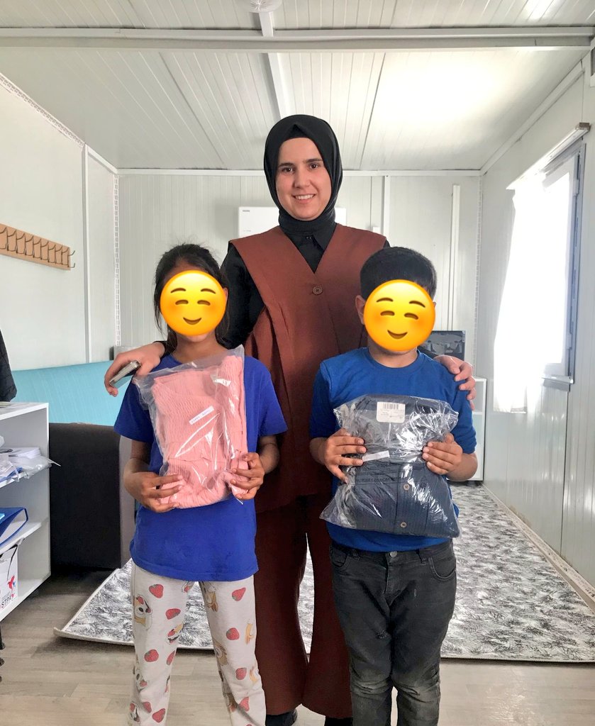 AnkaraKYGM's tweet photo. 📍Yenimahalle Yurdu

Gençlerimiz, Ramazan Bayramı öncesi hazırladıkları Bayram hediyelerini 📍Adıyaman Konteyner Kentte kalan ve Ayyıldız İlkokulu'nda eğitim gören  öğrencilerimize ulaştırdı. 😊

Duyarlı gençlerimize ve emeği geçen personellerimize teşekkür ediyoruz. 🤗🧿 https://t.co/aFISUfOYqe