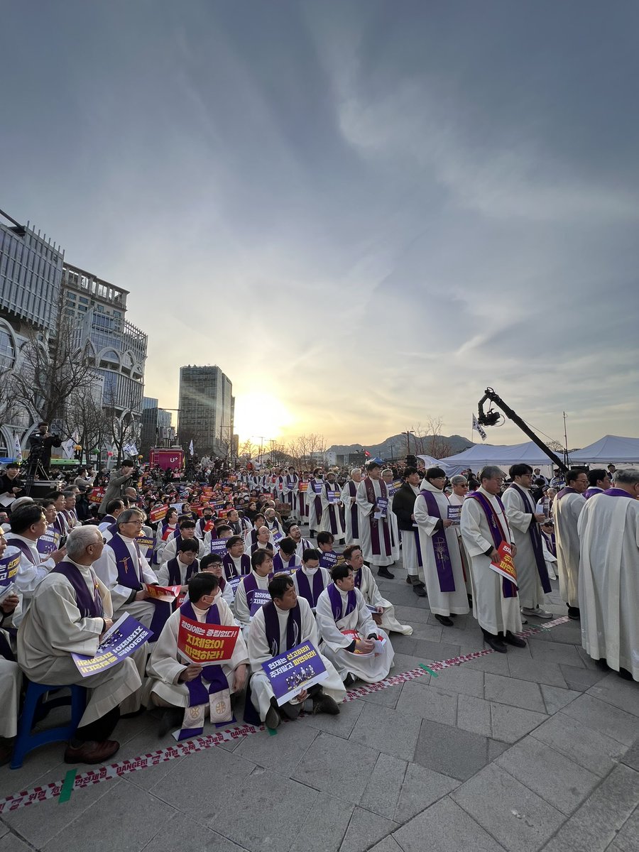 천주교정의구현사제단 200여명의 신부님들과 
300여명의 각 수도회 수녀님들과 수사님들이 헌법재판소 재판관들에게 묻습니다. 

왜 즉각 파면 선고를 못하는지? 
미사를 집전하시는 사제단 대표 조민철 신부님께서 재판관 한명 한명의 이름을 호명하시며 즉각 파면 선고를 촉구 하십니다.