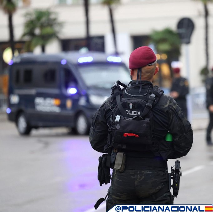 Es #miércoles y ya hemos superado la mitad de la semana 💪

¿Y tú, cómo vas con tus metas?

La nuestra sigue siendo la misma: protegerte 🚔

#BuenosDías
#SomosTuPolicía