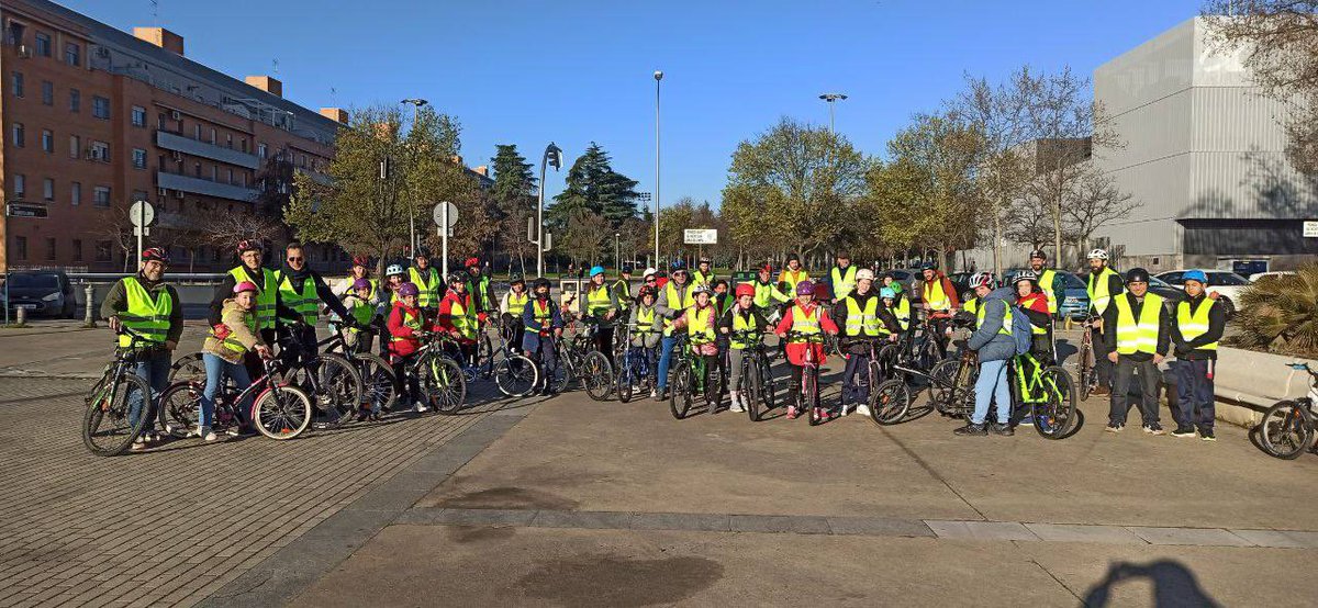 #Bicibús | Primer BiciBús de la primavera completado con éxito! 
Gran participación de familias, profesorado y alumnado, disfrutando juntos de un recorrido seguro y sostenible. 
¡Gracias a todos por sumaros a esta iniciativa! 🚴‍♀️🚴‍♂️💚
#Enbicimolamás🎶