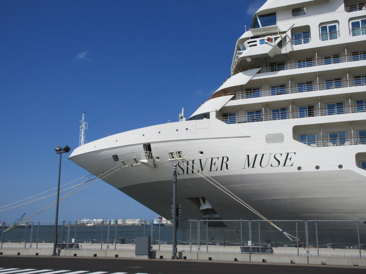 cruise_kanazawa's tweet photo. クルーズ船「#シルバー・ウィスパー」が大浜ふ頭に入港し本日18:00新潟港に向けて出港します。
昨日から無量寺ふ頭に停泊中のクルーズ船「#シルバー・ミューズ」は本日23:00に青森港に向けて出港します。
最新情報HP→https://t.co/jCbZ2zsEjm
#金沢港クルーズターミナル
#SilverMuse #SilverWhisper https://t.co/kyxcpFlAN6