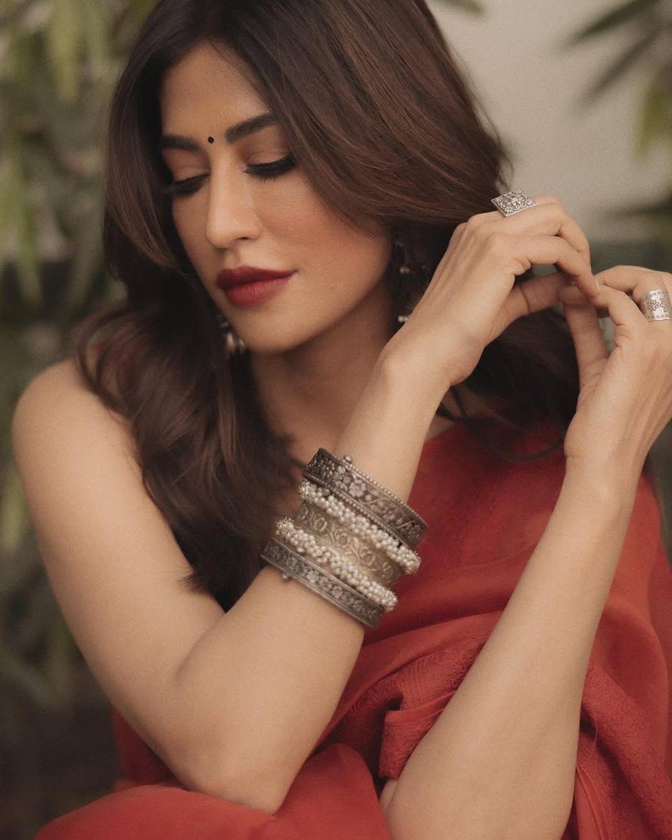 mid_day's tweet photo. Draped in red, Chitrangda Singh exudes timeless beauty and effortless charm!
#ChitrangdaSingh #SlayingEffortlessly #EtherealGlam #GracefulGlam #MiddayEntertainment https://t.co/NhYifCQrr4