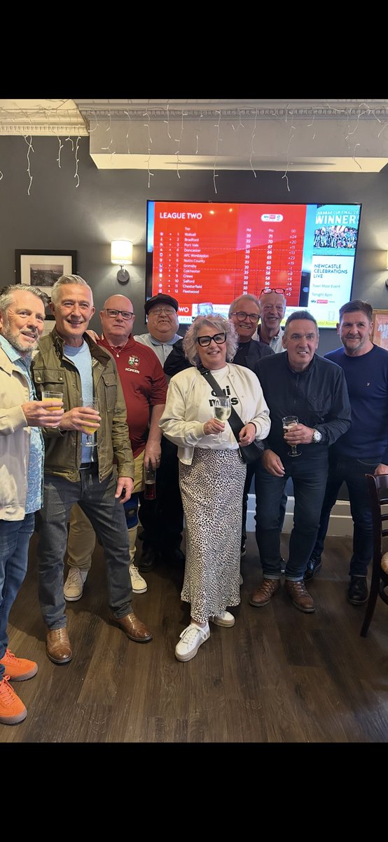 HERE’S A GROUP OF THE MANY EX PUPILS who turned up to a reunion for me on Saturday.Taught them in my 1st year of teaching in 1971. !!!
Overwhelmed by the huge turnout &amp; friendship. One of the most pivotal events of my life ! Thanks to those who organised it. So grateful. 😊👍🏻❤️