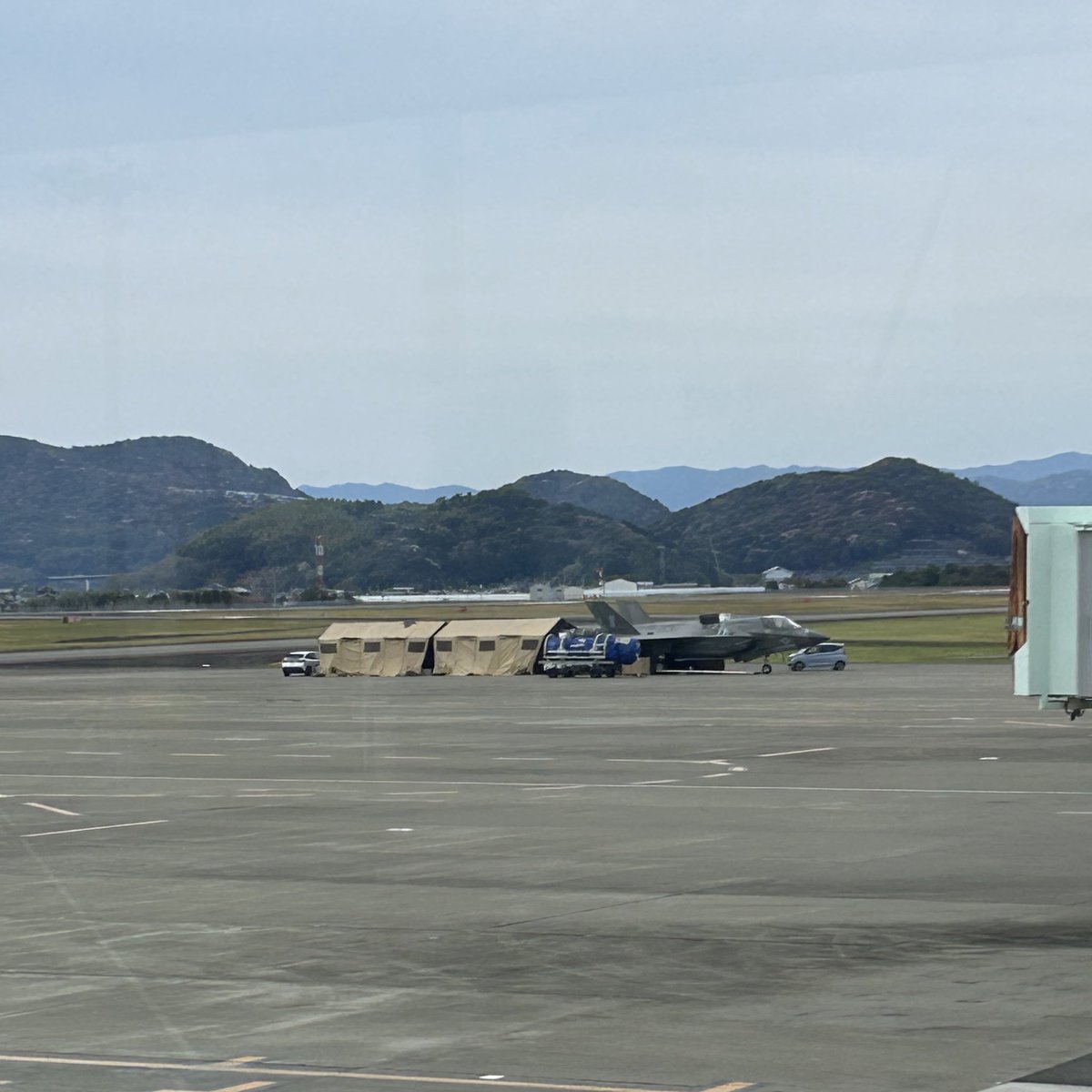 mixer3939's tweet photo. 今日もF35作業中の模様
噂通り、エンジン交換?な模様
というわけで、グンマー帝国に出張
今日は移動日なので、どっか寄り道したいなぁ~
#nh566 #ja219a #a320neo https://t.co/vKAKo3ZnMn