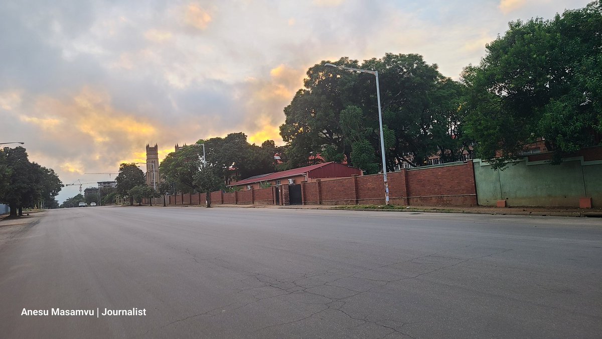 CrimeWatchZW's tweet photo. It seems most citizens chose to stay home today despite the government's assurances that March 31 would be business as usual. The Harare CBD remains quiet, with limited activity, as seen in these pictures.

📸Source: @ZiFMNews https://t.co/at1vBXw0KP