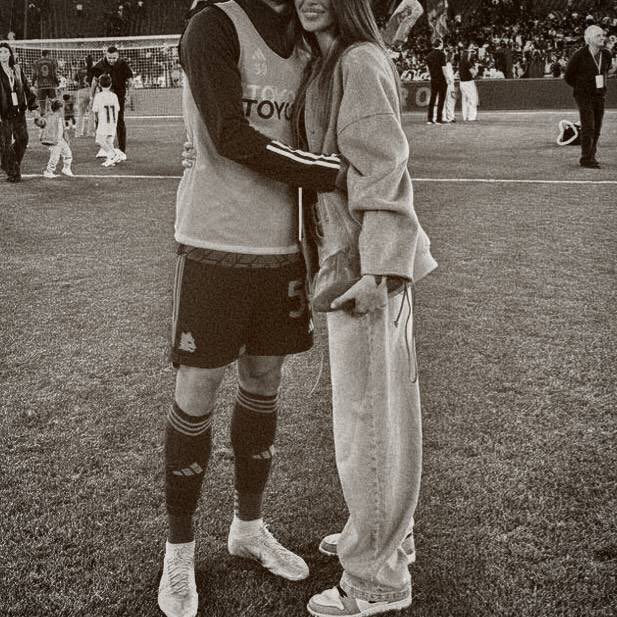 ㅤ
Sebab Mas tahu, ada banyak kata yang mungkin belum kamu suarakan, dan Mas ingin menjadi tempat pertama yang mendengarnya ㅤ
ㅤ