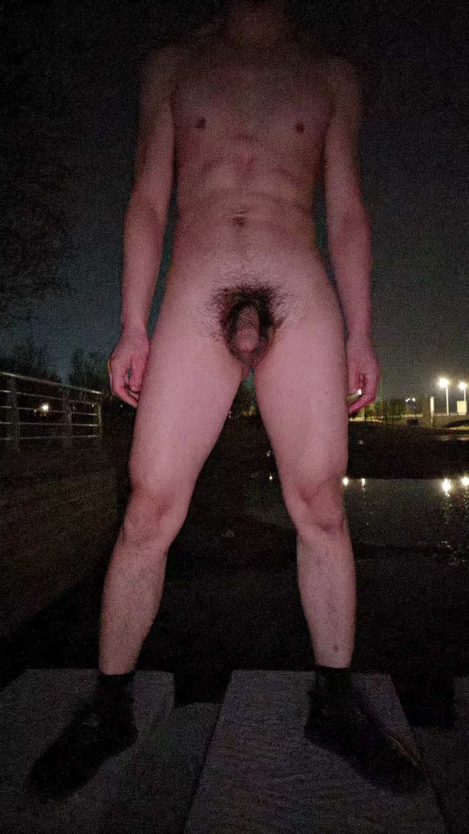 but1069's tweet photo. 夜晚的马路上灯火辉煌，车来车往。贱狗玩完后他开车就走。我在等待贱狗骚笔的勾搭，欢迎骚扰 https://t.co/bnboFfPHVN