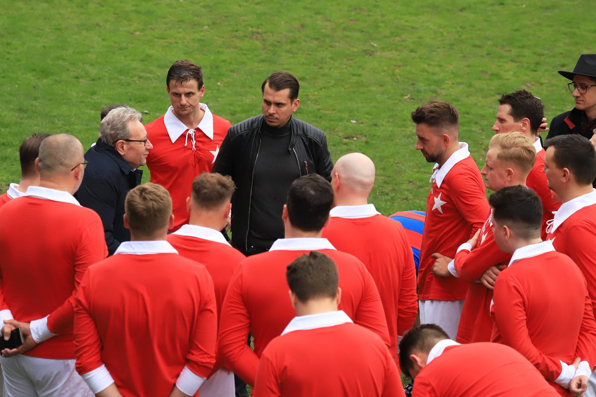 Działania w <a href="/HistoriaWisly/">Historia Wisły</a> i @RetroLiga dają efekty: stowarzyszeniowe, drużynowe i indywidualne 😉 Czynny udział w meczu z Białą Gwiazdą na piersi to dla każdego Wiślaka wielkie przeżycie.  Po meczu sam Antoni Szymanowski podkreślał pełne zaangażowanie całej drużyny. 
📷P. Brydak