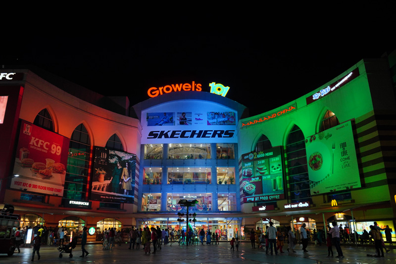 This is the Growels 101 Mall in Kandivali, Mumbai. 

I stay 5 mins away from this mall. It's a landmark in the area.

It opened to the public in 2010. 

The HC ordered its closure, and it's now shut in 2025. 

Why? Because it didn't have "environmental clearances".

Apparently,