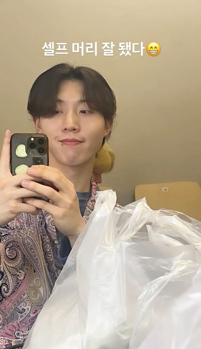 한결같은 차카니입꼬리거울샷  ◠‿◠
    너모 기여워 ~~~~