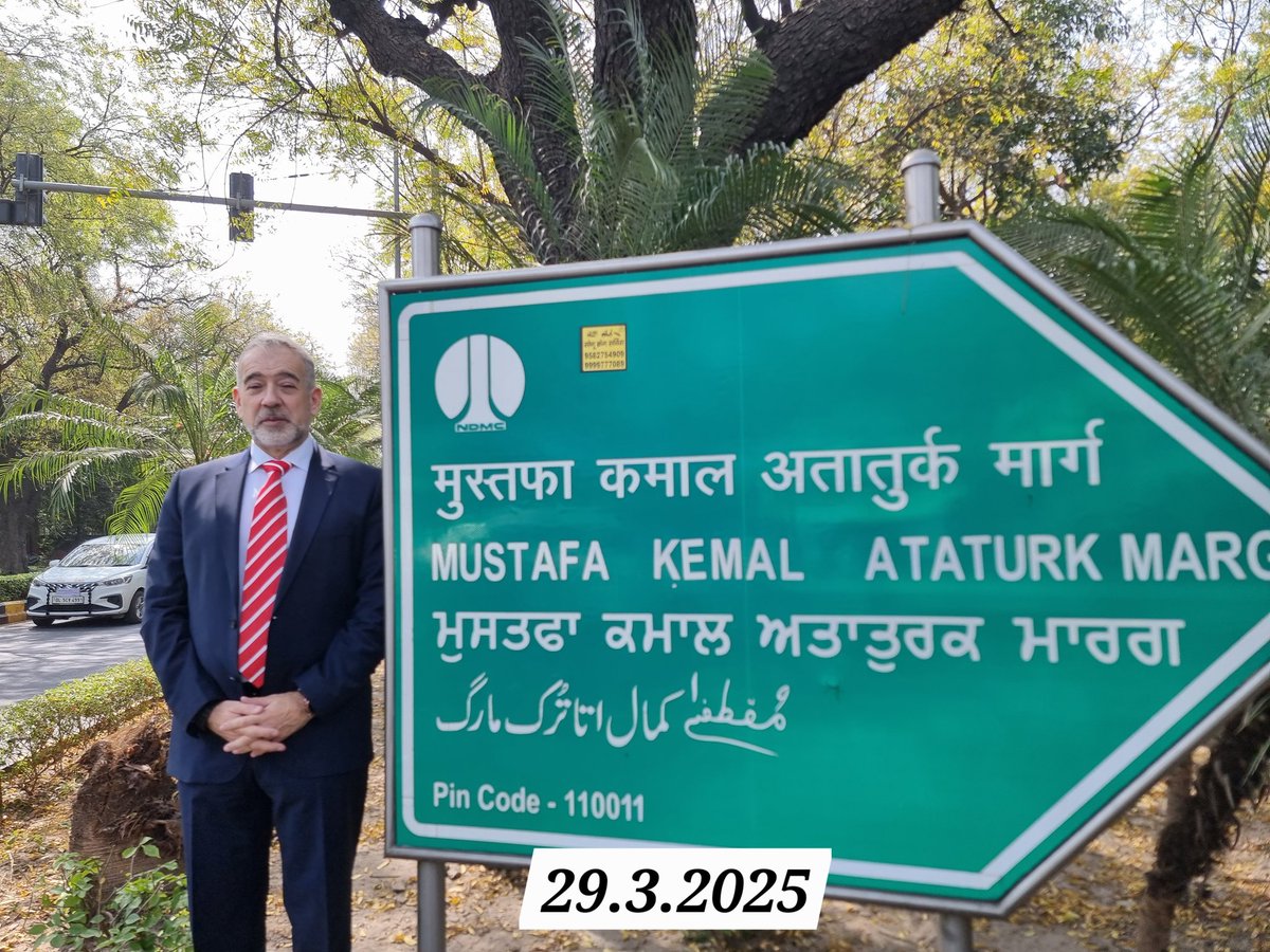 Hindistan'da Büyükelçi olarak ilk fotoğrafım Yeni Delhi'nin meşhur Mustafa Kemal Atatürk Bulvarı'ndandı. 4 yıl sonra veda fotoğrafım da aynı yerden.🇹🇷🇮🇳
My first photo as Ambassador to India was on Mustafa Kemal Atatürk Marg. My farewell photo is from the same place.🇹🇷🇮🇳