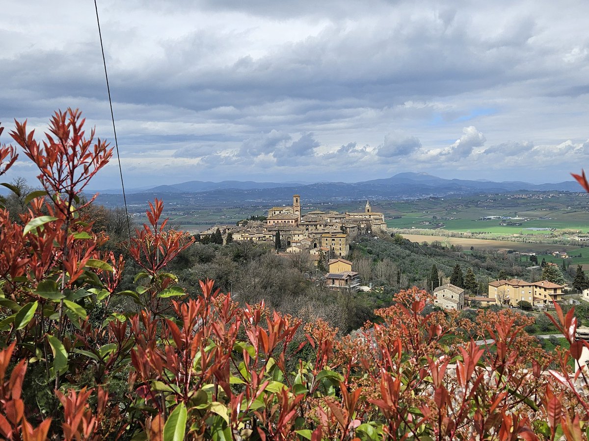 Bettona, Umbria, Italy. A stunning hilltop town to discover on foot. meravigliosaumbria.com/tours/our-walk…