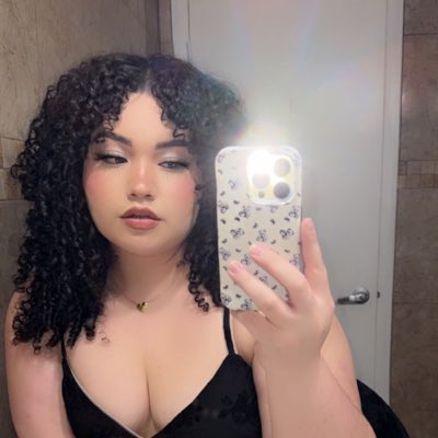 LovelyLaura97's tweet photo. #NewProfilePic https://t.co/lg7T19Aabr