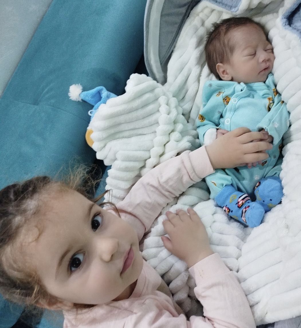 Dobri ljudi, da pozdravimo i ovog Lepotana, još jednu pobedu u borbi za što više života. A ako neko kaže jaoooo kakva mrvica, nije nego auuuu kakva gromada i borac. Osim toga, ako zatreba tu su i sekine brižne ručice da zaštite i pomognu. Dobro došao Junačino! 🤗🤗🤗