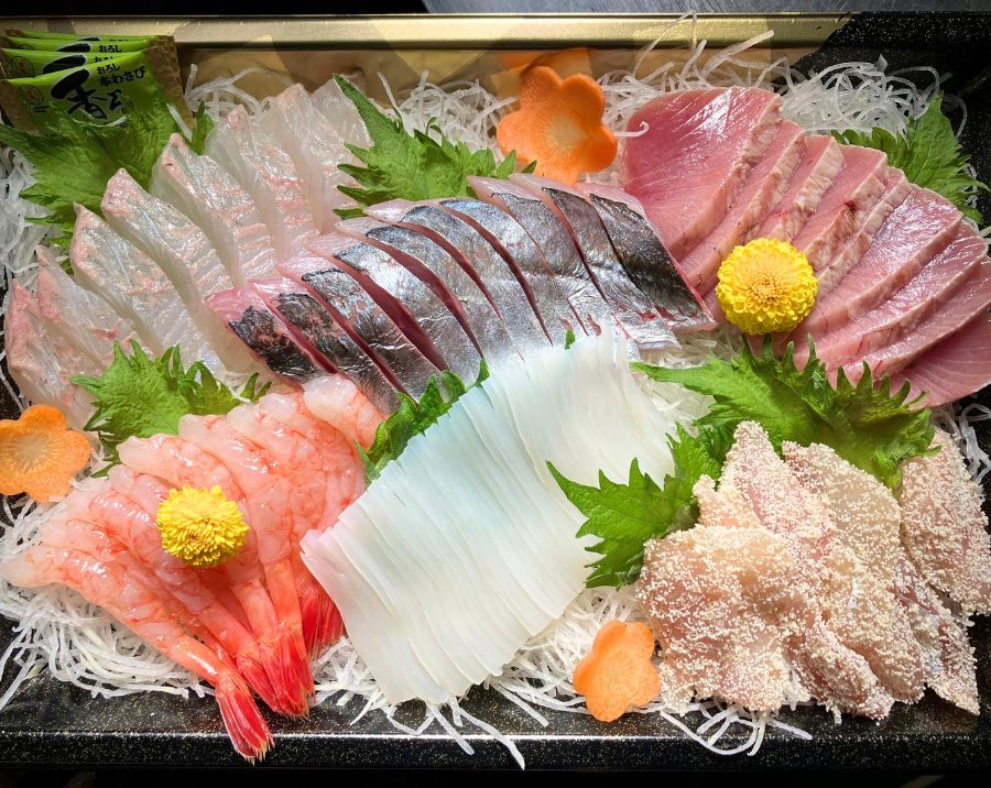 kinmisake's tweet photo. 明日から新年度ですね。能登のお魚も春のお魚に移り変わってきました。メジマグロ、ヒラメ、たら子付け、ヤリイカなど。

搾りたての新酒とセットで、春の能登を感じるペアリングをお届けいたします。#能登半島地震 #能登を届ける 

商品詳細はこちらから▼ https://t.co/OjaV5WYBMk https://t.co/VvSS4cOHqp