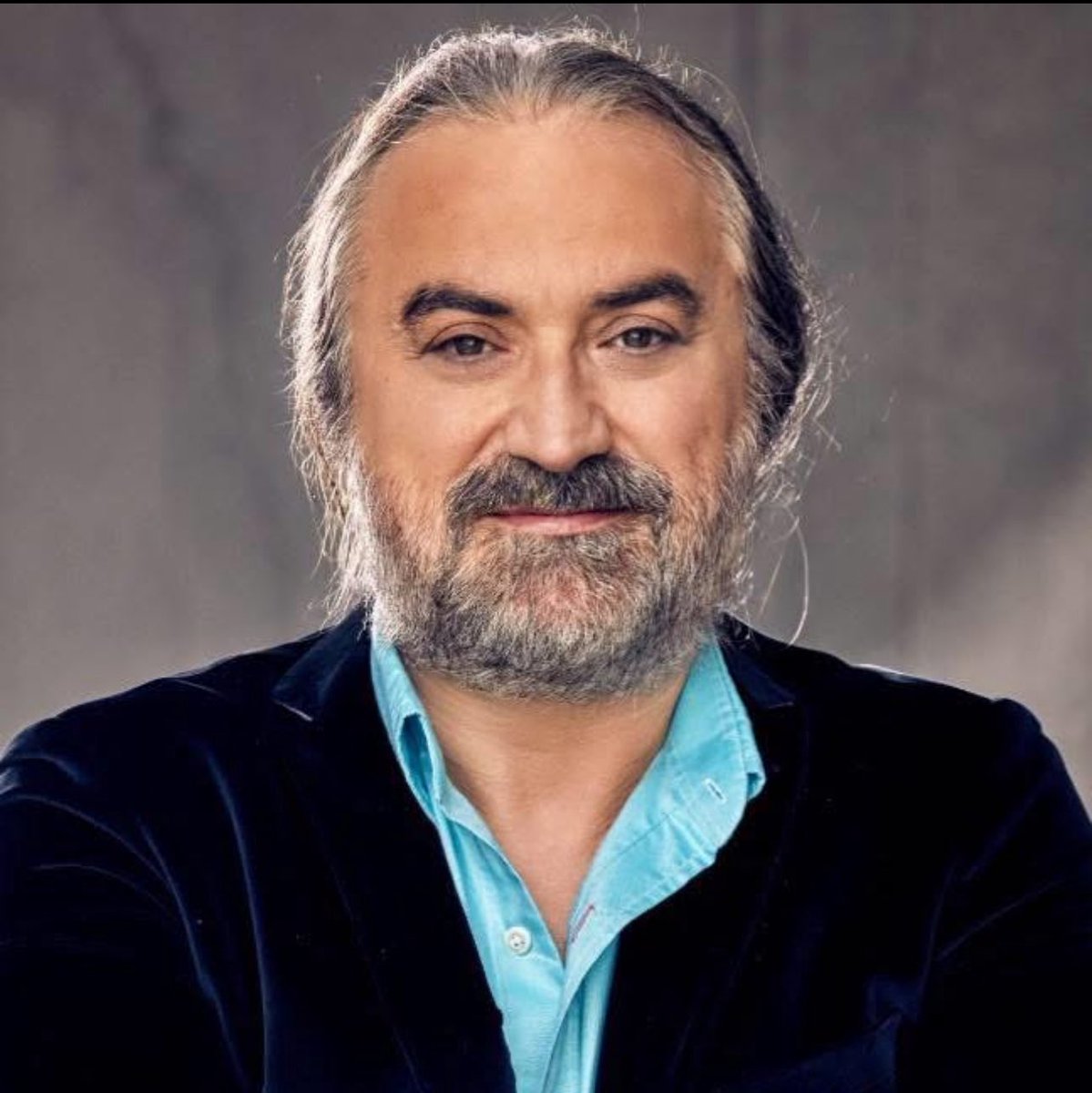 Ah volkan abim ;
canım ,ciğerim ,üstadım.
Seni hiç ,
bir bayram günü uğurlarız diye düşünmedim.
Ne yapacak şimdi ;
kulağımızdaki ,şiirlere yapışmış o naif sesin
Ya haksızlığa dimdik duran cesur yüreğin..
Ne yapacak şimdi ,
sensiz yetim kalan Karadeniz in ? #volkankonak