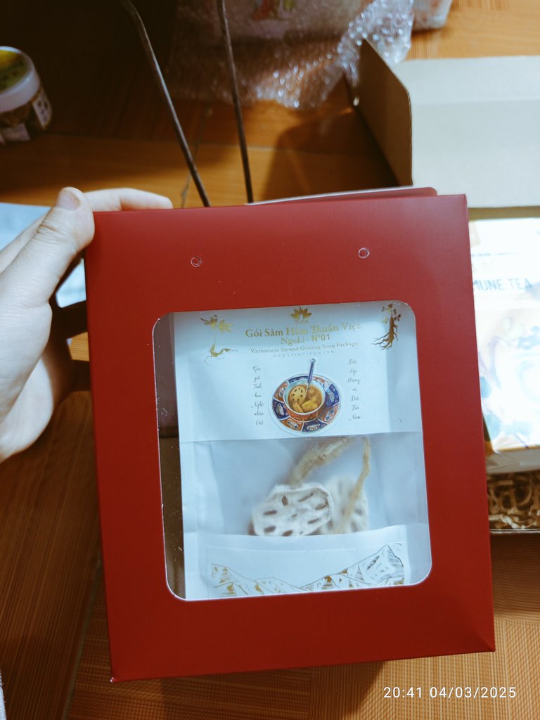 MsTiet93's tweet photo. Dạo trước mình hay mệt mỏi, người cứ uể oải, nhất là sau những ngày chăm con ốm, cơ thể, tinh thần đều rệu rã, cảm giác như cơ thể không còn sức sống. Mình nghĩ phải tìm cách bồi bổ, nhưng muốn chọn cái gì đó thật tự nhiên, tốt cho sức khỏe lâu dài. Rồi mình được chị bạn giới thiệu sâm hầm thuần Việt Ngoli của Vinnate – ôi chao, dùng xong mê luôn!
Sâm hầm Ngoli làm từ hồng đẳng sâm ở Ngọc Linh – Kon Tum, kết hợp với đương quy, hạt sen, củ sen, ý dĩ – toàn sản vật quý từ khắp vùng miền Việt Nam. Công thức được các nghệ nhân nước Việt nghiên cứu kỹ lưỡng, mang đậm tinh thần “thuần Việt” nên rất phù hợp với cơ địa người Việt. 
Chỉ cần hầm trong 30_45 phút cùng chút sườn hay gà, là có ngay món ngon bổ dưỡng. Mình dùng được vài lần, thấy người khỏe khoắn, sức bền tốt hơn, tinh thần cũng sảng khoái hơn hẳn.
Sâm Ngoli đặc biệt phù hợp với người cần hồi phục sức khỏe, tăng sức đề kháng, hay làm việc nhiều. Mình hay nấu cho cả nhà vào cuối tuần, vừa ngon vừa bồi bổ, ai cũng khen. Sản phẩm từ nông sản Việt, chuẩn xịn, yên tâm dùng luôn nha!
Giá chỉ 80k/ gói 26gr
 
#NamDuocTietMa #SamHamNgoli #NongSanViet