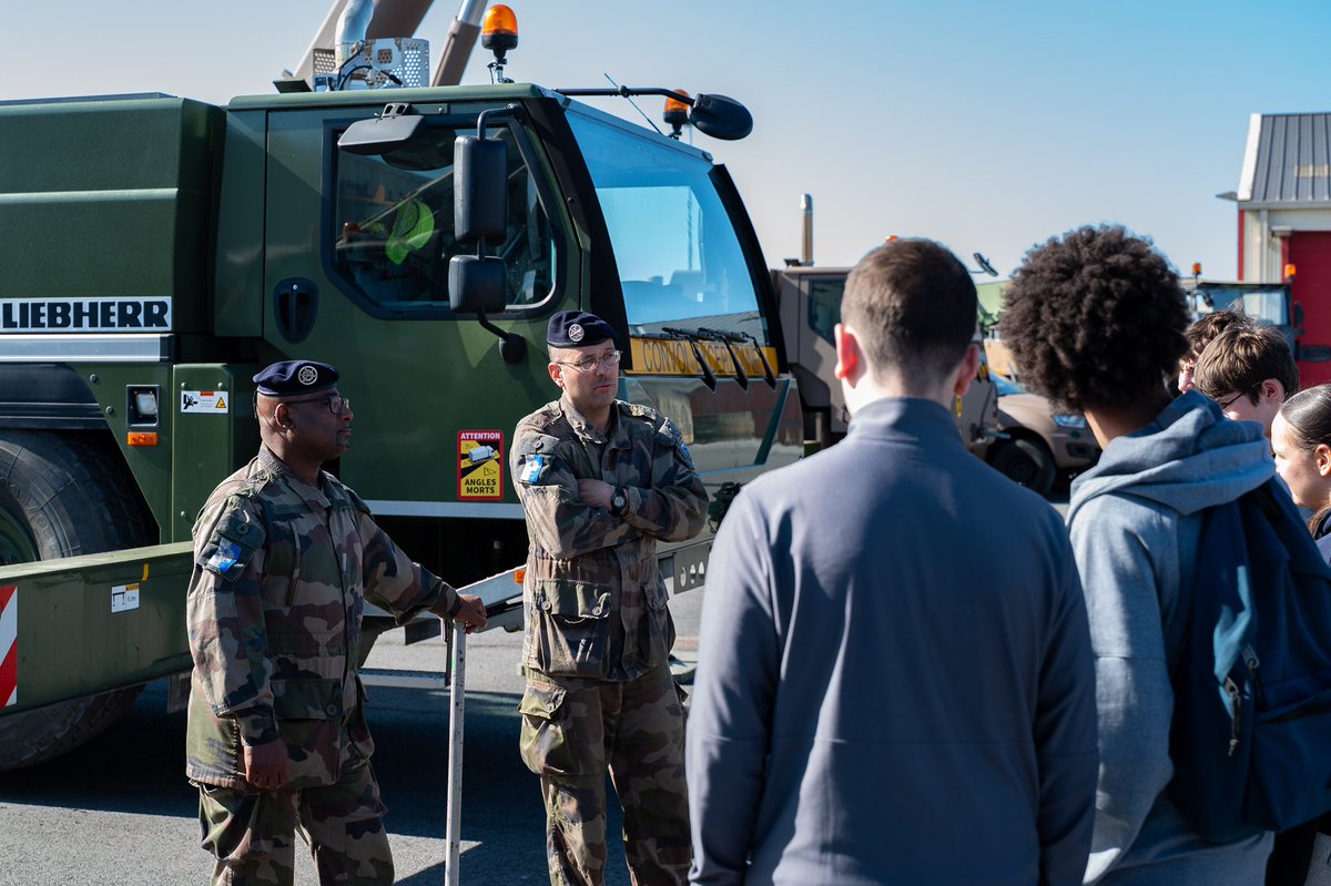 8eRMAT's tweet photo. Dans le cadre du renforcement du lien armée-nation💪, la #SIMMT a organisé une sortie au sein du 8️⃣ au profit des classes de défense du lycée Jules FERRY de Versailles.😄
#armeedeterre #armeezonenordest #classesdéfense #ArméeNation #mourmelonlegrand #bmaint https://t.co/Yjvrmxv256