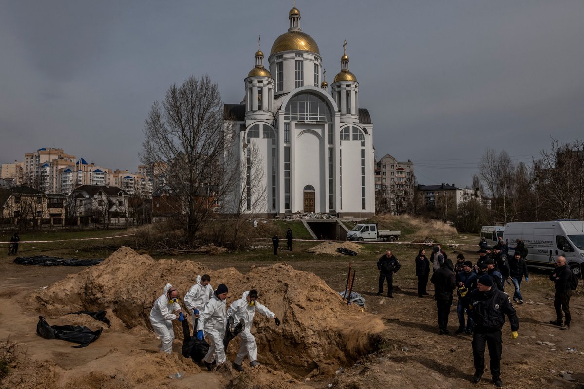 grntmedia's tweet photo. Звільнення Бучі

Викрадення, катування, зґвалтування, мародерство, вбивства цивільних і дітей⬇️

📷: Daniel Berehulak/NYT
