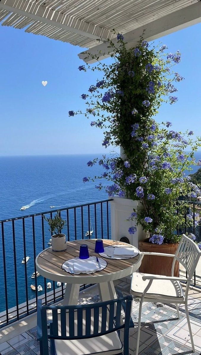 Denize bakan bir balkon.