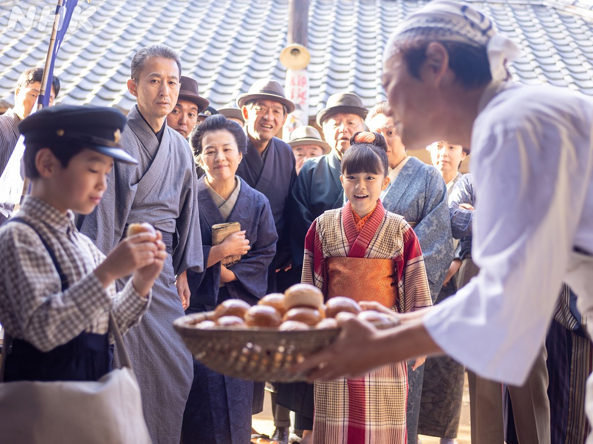 asadora_nhk's tweet image. 🏃‍♀️#きょうのあんぱん🖌

嵩が食べさせてもらった、焼きたてのパン。
このパンを焼いてくれた人物とは…？

おいしそうなパンを初めて見たのぶの目は、キラキラ輝きます👀✨

#永瀬ゆずな #木村優来 #阿部サダヲ
#朝ドラあんぱん