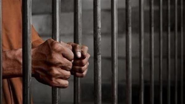 أبرز ما جاء في المرسوم:

•حبس المدين المقتدر الممتنع عن الوفاء بعد تحقق ملاءته

•منع الحبس عن المعسر والمريض والحامل ومن تجاوز 65 سنة

•تمكين الدائن من تتبع أموال المدين لدى الجهات الحكومية والمصرفية

•وقف التعاملات المالية المشبوهة بعد نشوء الدين

•حبس خاص بمعزل عن