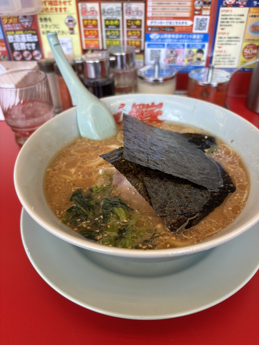 wpippi's tweet photo. なんでも価格改定で値上がりする４月１日　もしかして値上げかも‥と山岡家へ急いで行って来た
発券機の上には明日からの価格表があった　690円の味噌ラーメンを有難くいただきました（今日行った店舗より少し遠い店舗の方が好みの味だわ） https://t.co/afPaUL97PB